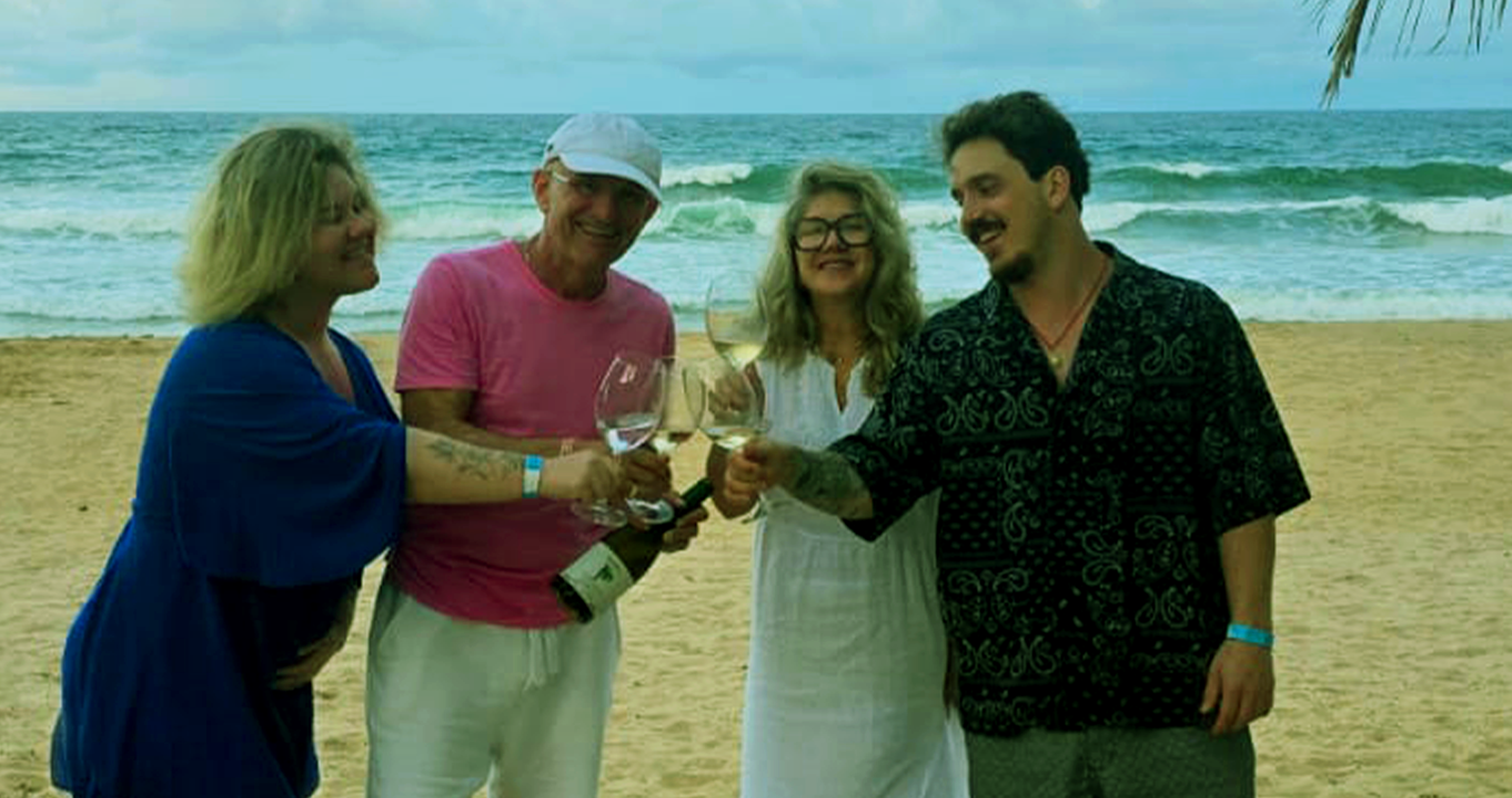 Família brindando com taças de vinho EnEra